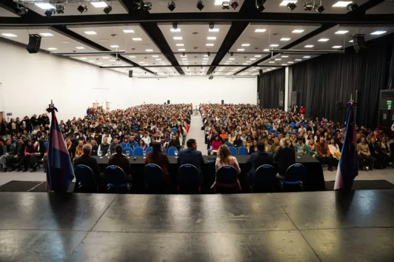 Encuentro educativo en Paraná sobre ciberbullying y consumos digitales con más de 1500 participantes