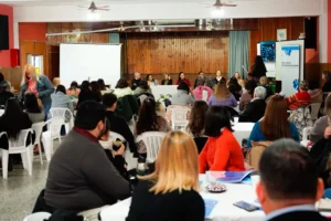 Docentes y directivos en un encuentro de formación educativa analizando el uso pedagógico de la inteligencia artificial en la escuela secundaria dentro de un espacio institucional.