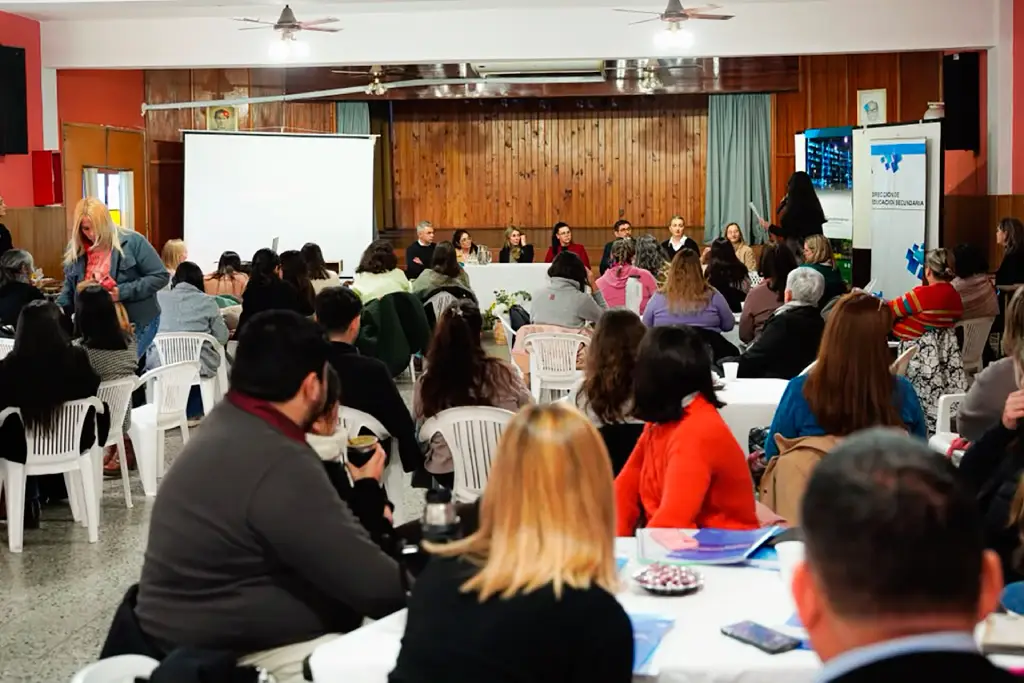 Docentes y directivos en un encuentro de formación educativa analizando el uso pedagógico de la inteligencia artificial en la escuela secundaria dentro de un espacio institucional.