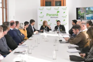 Reunión de gabinete de la Municipalidad de Paraná con autoridades municipales trabajando en la modernización de la gestión pública