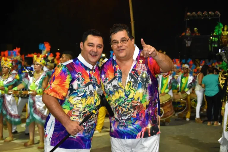 Juan Carlos Valdéz y el puxador con micrófono, integrantes de comparsa Bella Samba. Grupo so alegría