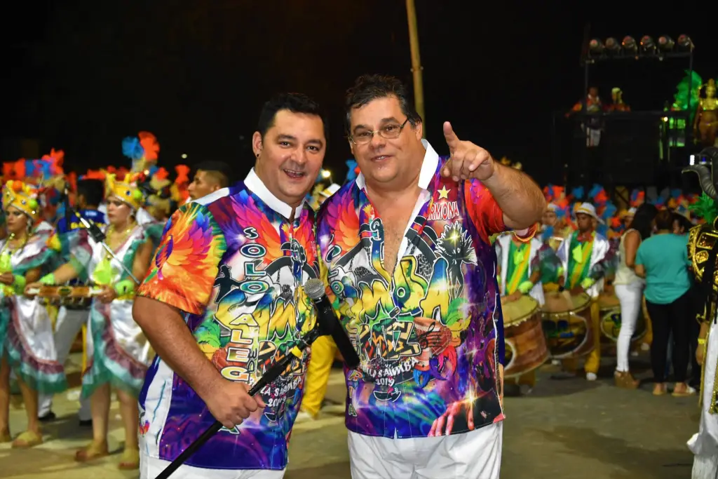 Juan Carlos Valdéz y el puxador con micrófono, integrantes de comparsa Bella Samba. Grupo so alegría