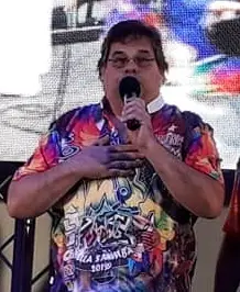 Juan Carlos Valdéz, integrante de la comparsa Bella Samba, como parte del grupo musical Só Alegria.