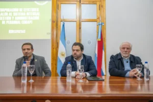 Presentación oficial del Sistema SIGAP en Entre Ríos en el Salón de los Escudos de Casa de Gobierno, con autoridades provinciales anunciando la digitalización de la gestión del personal de salud.