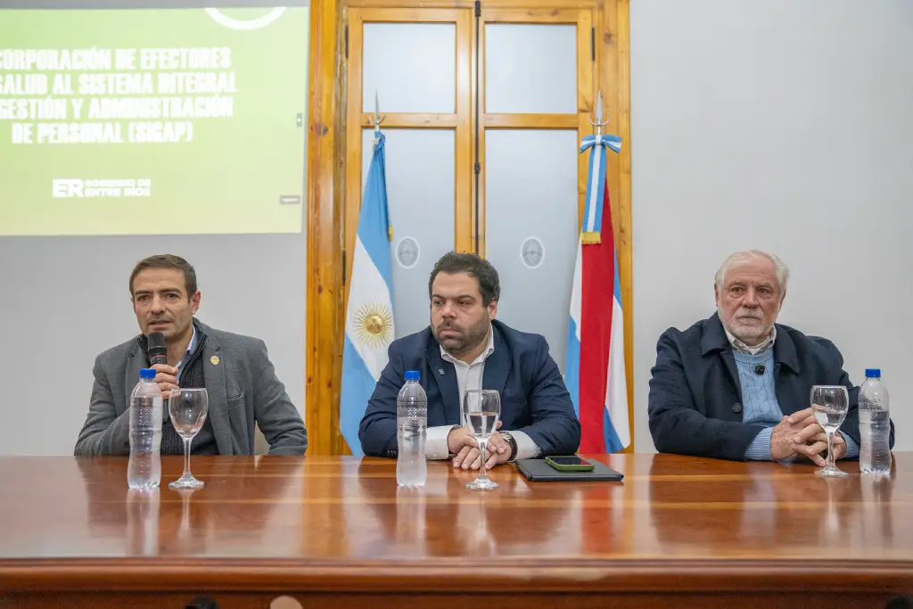 Presentación oficial del Sistema SIGAP en Entre Ríos en el Salón de los Escudos de Casa de Gobierno, con autoridades provinciales anunciando la digitalización de la gestión del personal de salud.