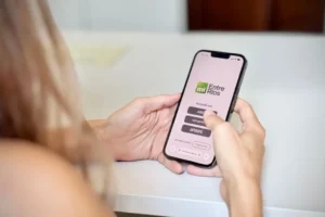 Usuario utilizando la aplicación Mi Entre Ríos para realizar trámites digitales desde el celular