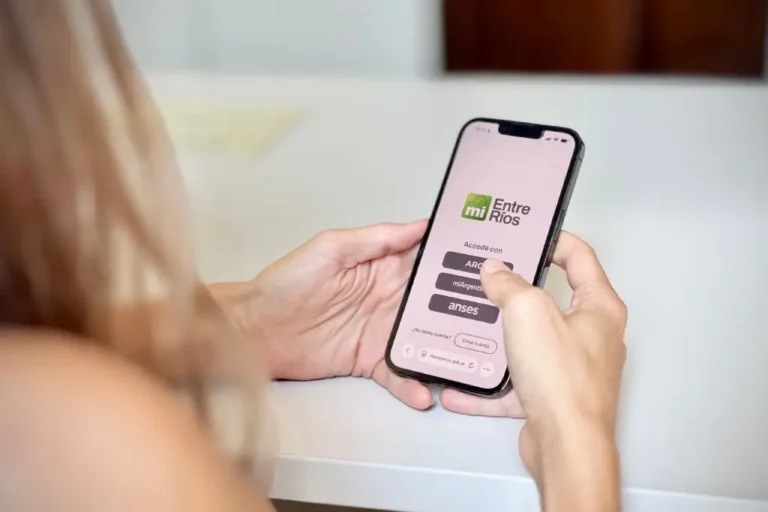 Usuario utilizando la aplicación Mi Entre Ríos para realizar trámites digitales desde el celular