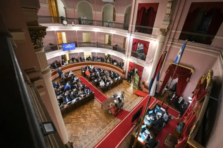 Diputados de Entre Ríos durante la sesión en la que aprobaron la reforma previsional y la ley para fortalecer la Caja de Jubilaciones.