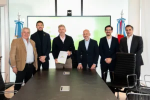 Funcionarios y representantes de Salesforce tras firmar el convenio para impulsar la inteligencia artificial en las pymes de Entre Ríos