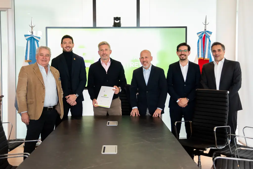 Funcionarios y representantes de Salesforce tras firmar el convenio para impulsar la inteligencia artificial en las pymes de Entre Ríos