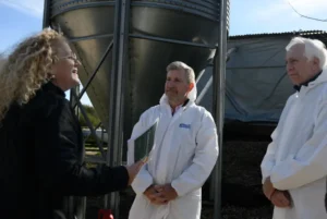 Rogelio Frigerio junto a autoridades y productores durante la visita a Granja Ombú, donde se incorporó energía fotovoltaica para mejorar la eficiencia de la producción avícola en Entre Ríos.