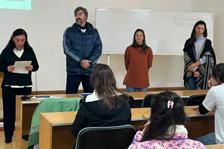 Actores institucionales brindan una charla sobre mejora empresarial ante representantes de empresas y pymes de Concordia sentados en la Facultad de Ciencias de la Alimentación de la UNER.