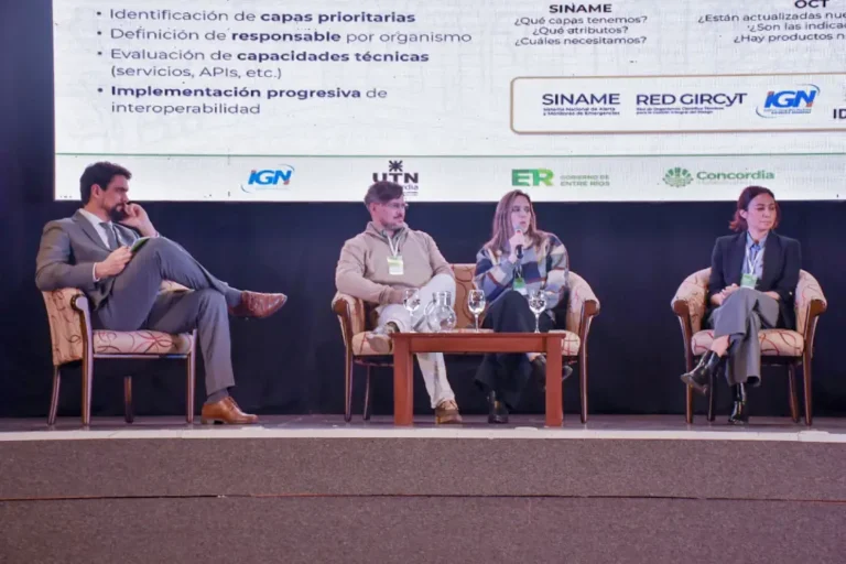 Especialistas exponen sobre el uso de información geoespacial para la gestión del riesgo de desastres durante una jornada técnica realizada en Concordia.