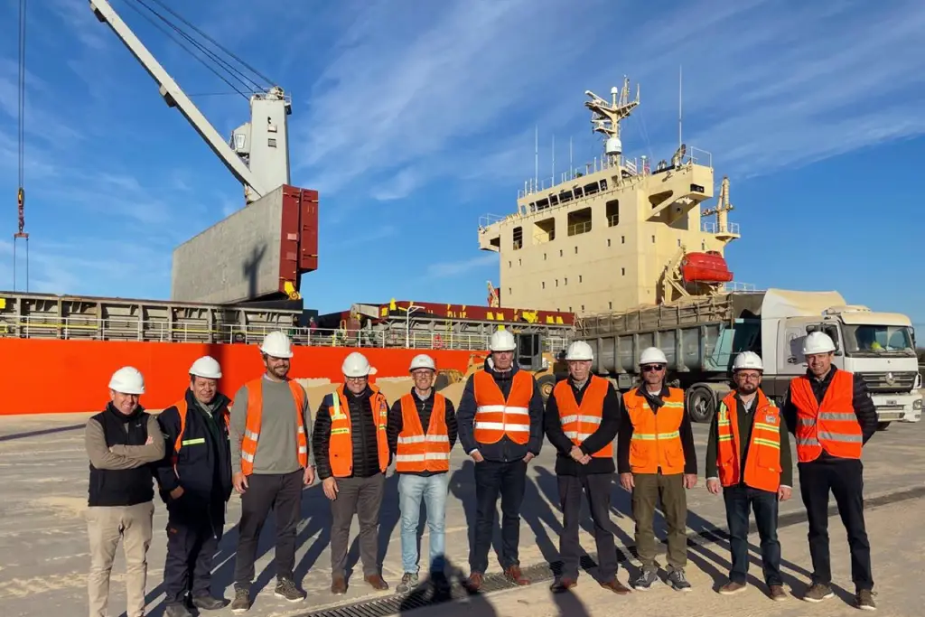 Personal del Puerto de Concepción del Uruguay durante la carga del buque Eco Crossfire para la primera exportación de harina de soja No-GMO con destino a Dinamarca.