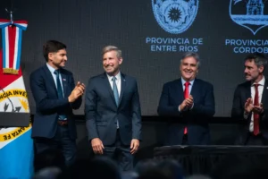 Rogelio Frigerio durante el traspaso de la presidencia pro témpore de la Región Centro junto a autoridades de Entre Ríos, Santa Fe y Córdoba.