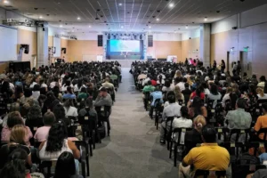 Evento de congresos y convenciones en el Centro de Convenciones Concordia con asistentes y actividades profesionales