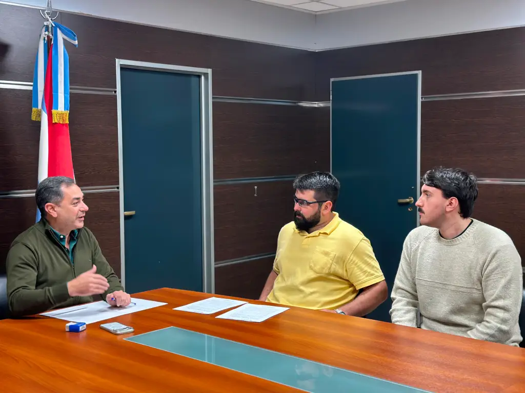 Eduardo Cristina y Álvaro Barraud durante la firma del convenio para impulsar actividades deportivas y turísticas en Salto Grande.