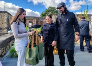 Chef Maxi Arias y Yeny Ortega reciben obsequios del municipio de Concordia.