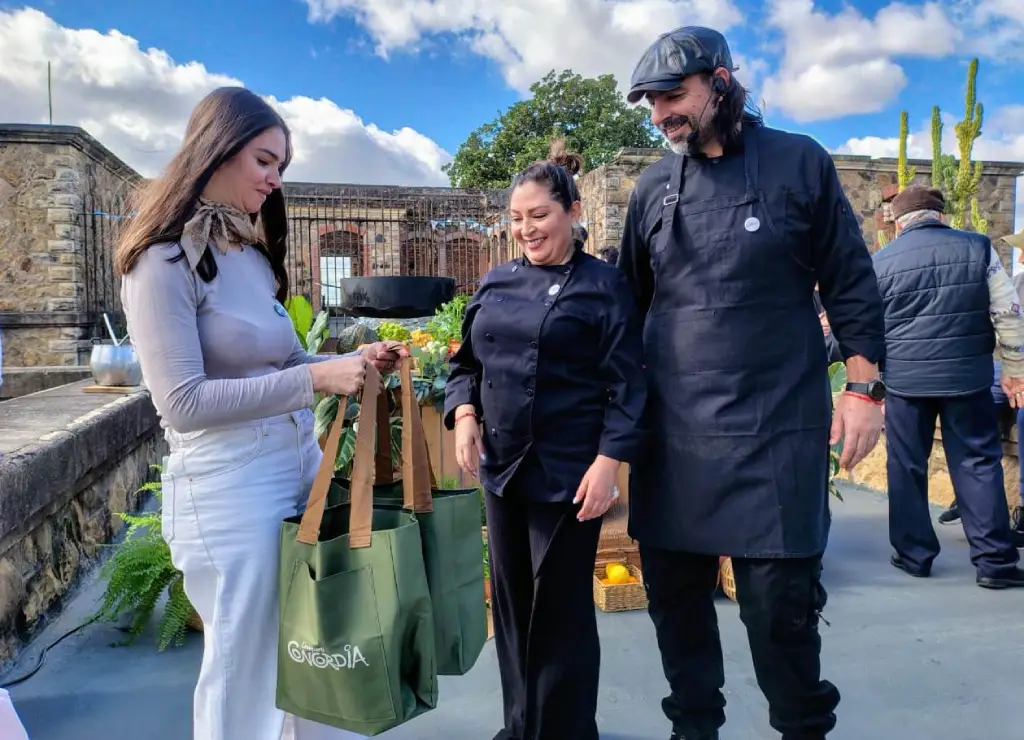 Chef Maxi Arias y Yeny Ortega reciben obsequios del municipio de Concordia.