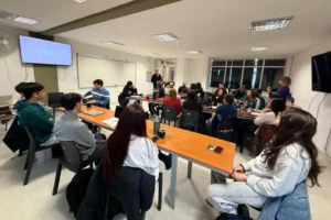 Adolescentes participan en una capacitación sobre ciudadanía digital, privacidad y seguridad en redes sociales.