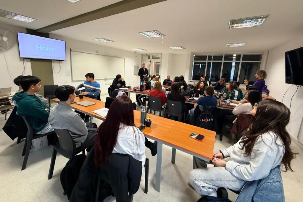 Adolescentes participan en una capacitación sobre ciudadanía digital, privacidad y seguridad en redes sociales.