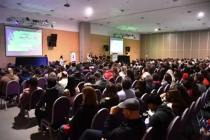 Club de Robótica Concordia: sala llena de asistentes y oradores durante la entrega de certificados