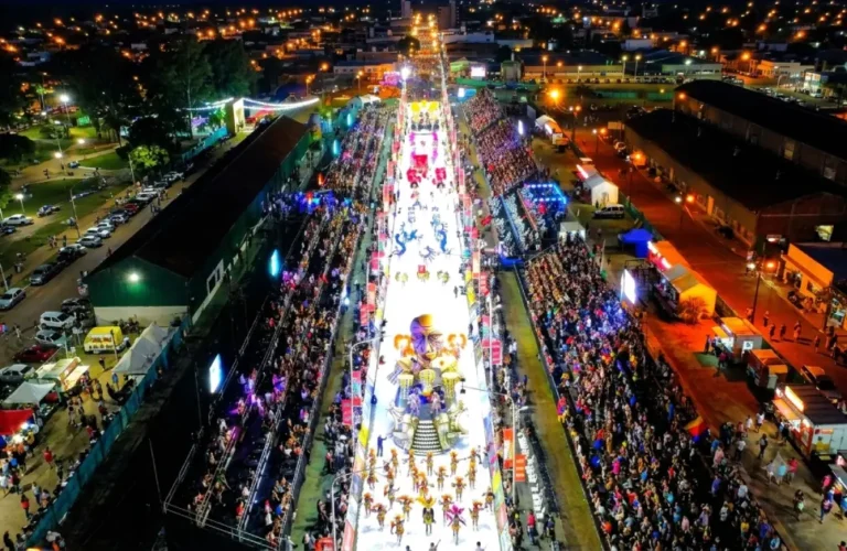 Vista aérea del Corsódromo Atanasio Bonfiglio lleno durante el Carnaval de Concordia con miles de espectadores y comparsas en desfile