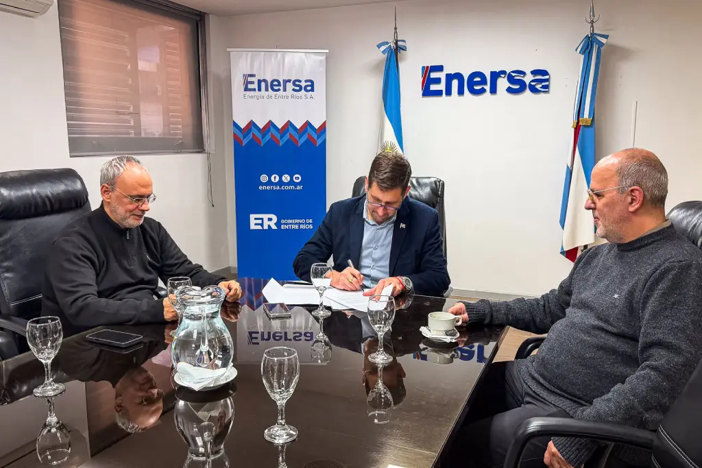 Uriel Brupbacher y Pablo Soskin durante la firma del convenio entre Enersa y DAIA Entre Ríos contra la discriminación.