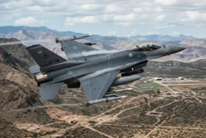 F-16 autónomo controlado por inteligencia artificial durante una prueba militar con sistemas digitales avanzados de IA