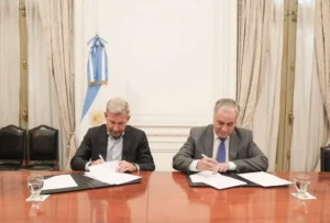 Rogelio Frigerio y Guillermo Héctor Arancibia firman el acuerdo entre Entre Ríos y ANSES por la compensación del déficit previsional