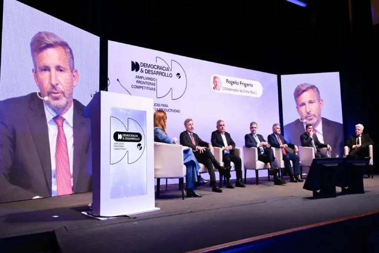 Rogelio Frigerio presentó las reformas impulsadas en Entre Ríos durante el ciclo Democracia y Desarrollo.