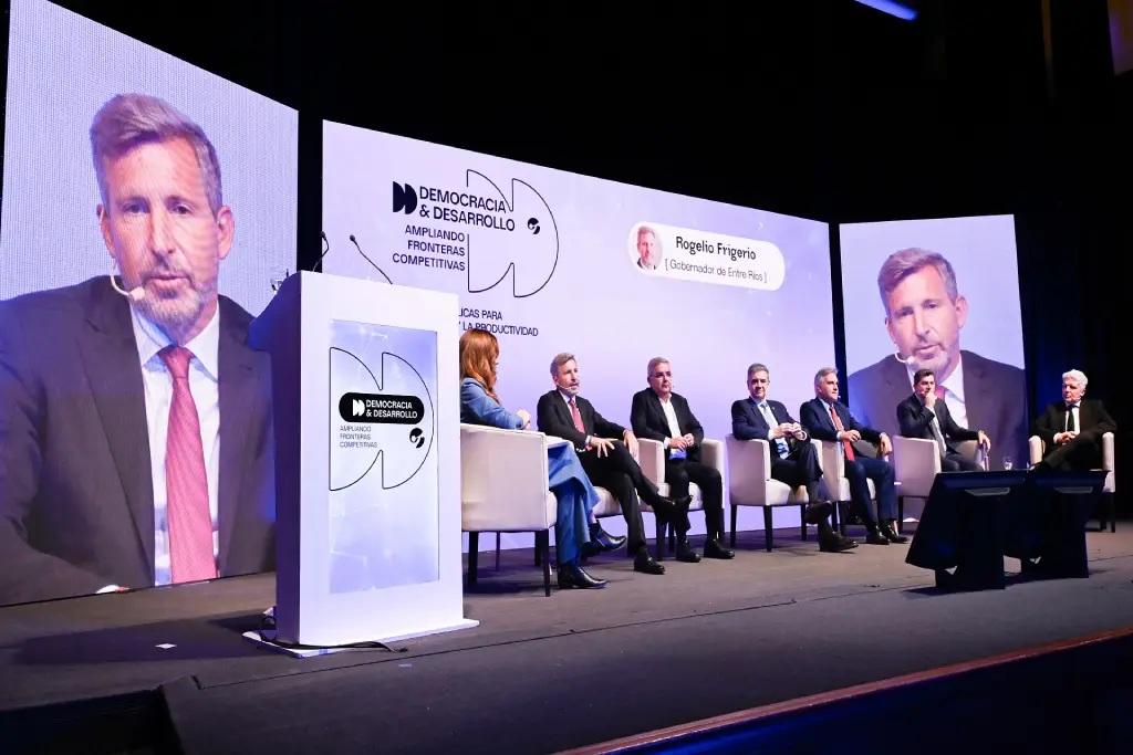 Rogelio Frigerio presentó las reformas impulsadas en Entre Ríos durante el ciclo Democracia y Desarrollo.
