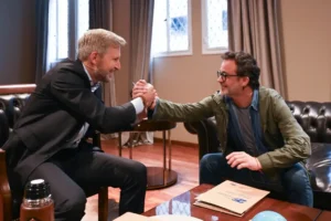 Rogelio Frigerio y Gastón Pauls se saludan durante la firma del convenio para prevenir adicciones en Entre Ríos