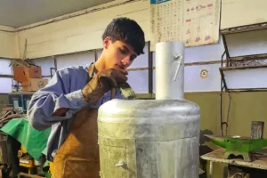 Joven estudiante de escuela técnica trabaja en la fabricación de una salamandra con materiales recuperados en Colón.