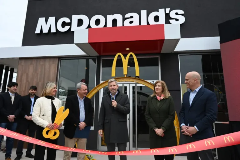 Nueva sucursal de McDonald’s en Paraná inaugurada por Rogelio Frigerio, con más de 75 puestos de trabajo.