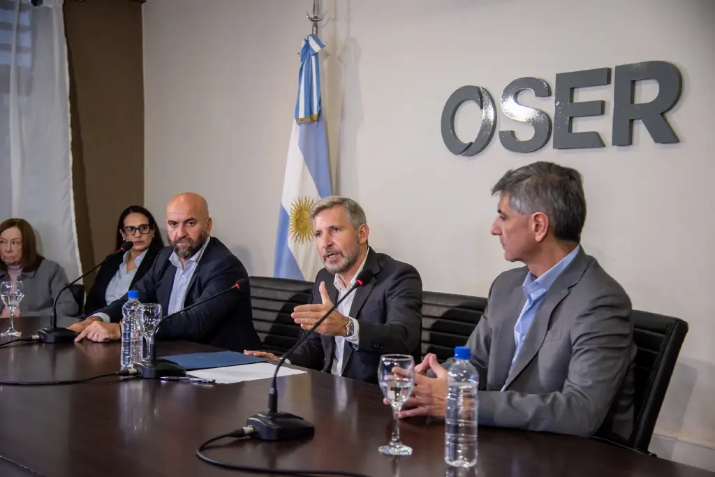 Rogelio Frigerio presenta el balance de OSER junto a autoridades de la obra social en Entre Ríos