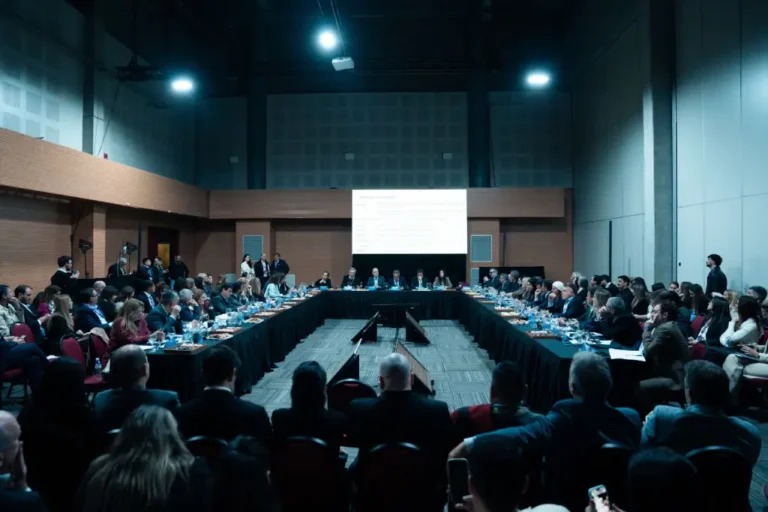 Autoridades y representantes del sector turístico durante la presentación de las VI Jornadas Nacionales de Turismo del Vino en la Asamblea del Consejo Federal de Turismo.