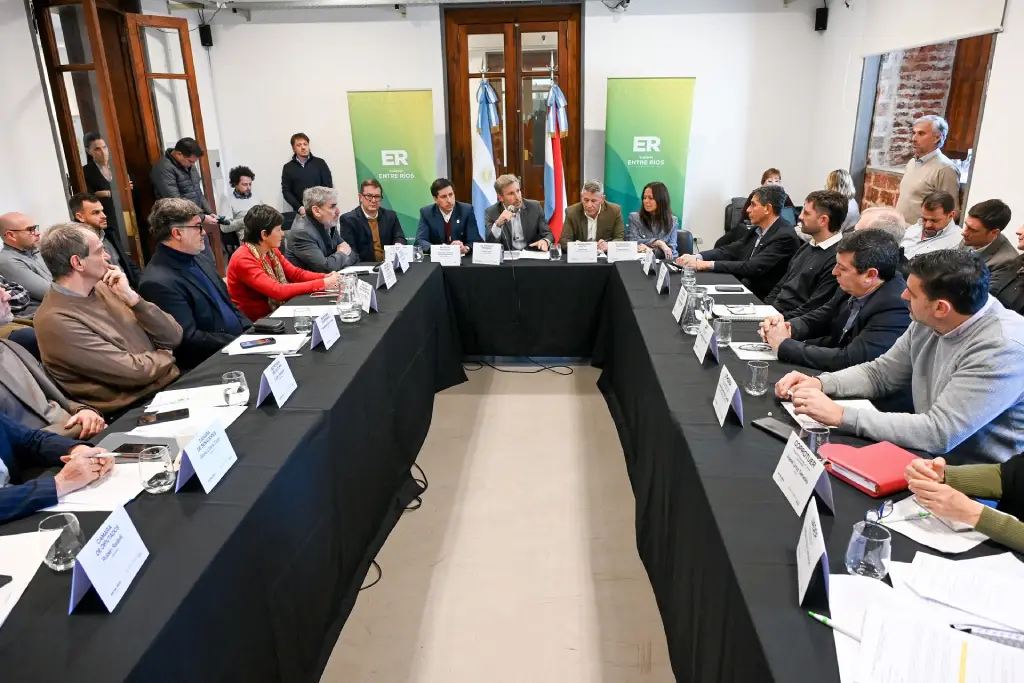 Gobernador Rogelio Frigerio durante el anuncio de medidas para el turismo en Entre Ríos