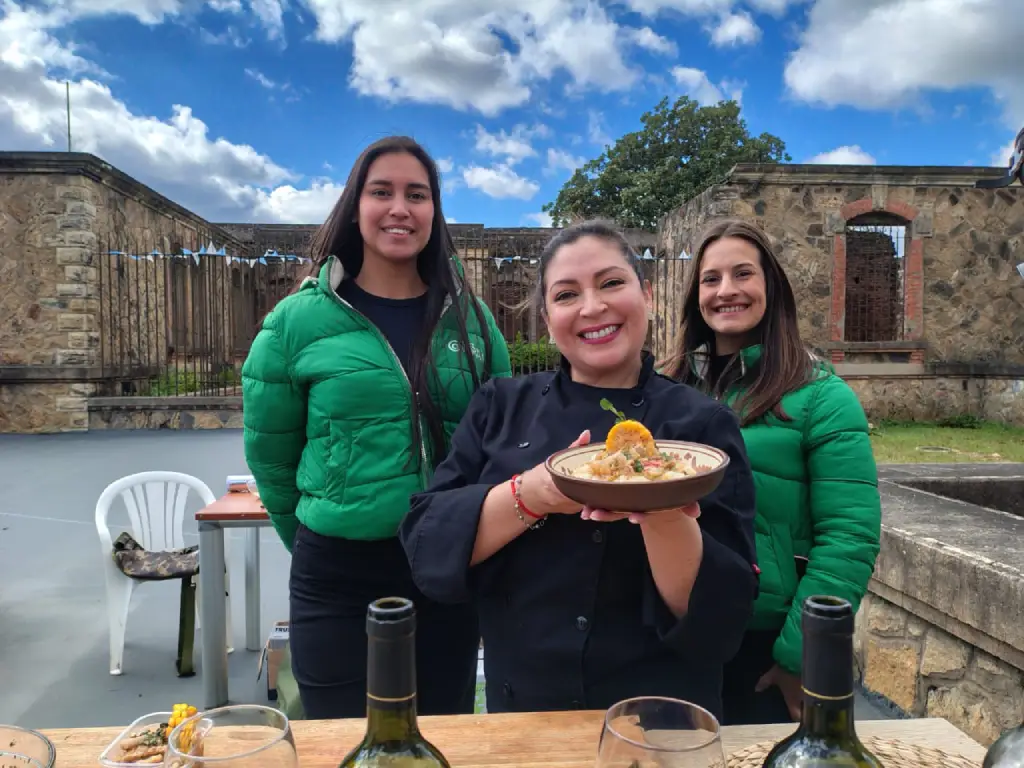 Yeny Ortega muestra el plato de cazuela de pescado al disco preparado en el Castillo San Carlos.