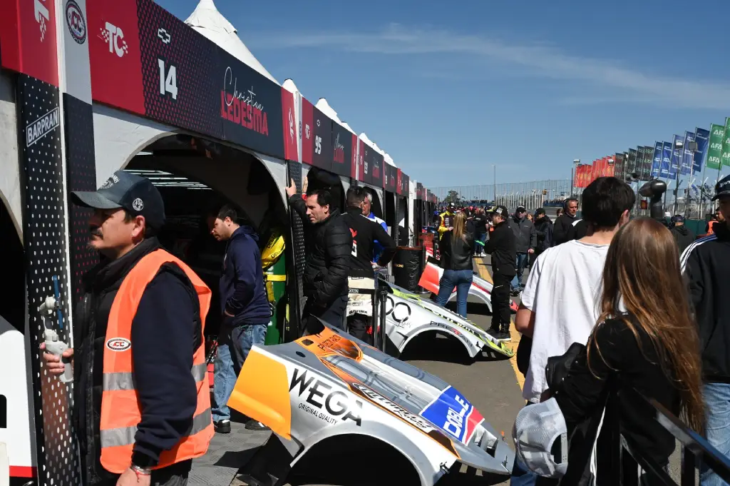 Boxes del Autódromo de Paraná durante una jornada del Turismo Carretera con público y equipos de competición.
