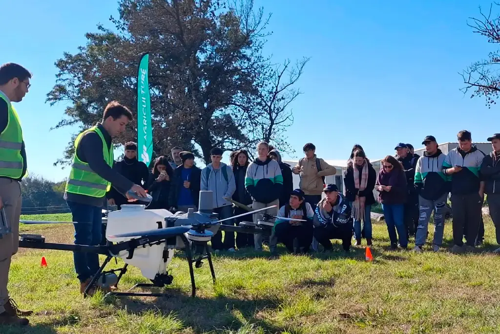 Estudiantes de escuelas técnicas reciben capacitación práctica sobre drones aplicados al sector agropecuario en Villa Urquiza.