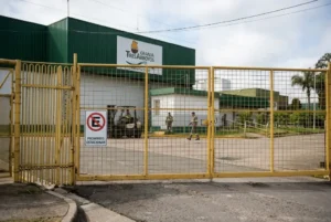Planta La China de Granja Tres Arroyos en Concepción del Uruguay durante el conflicto laboral por los despidos.