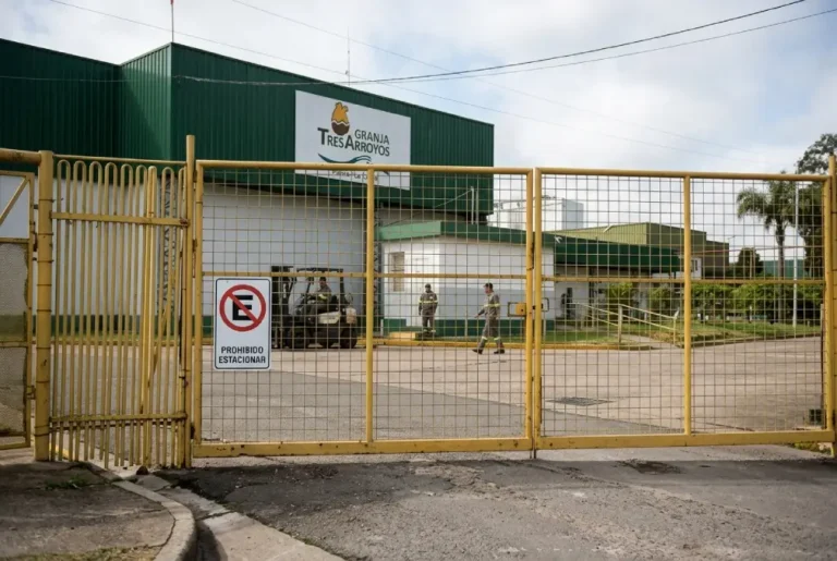 Planta La China de Granja Tres Arroyos en Concepción del Uruguay durante el conflicto laboral por los despidos.