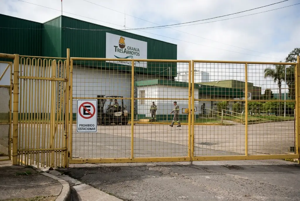 Planta La China de Granja Tres Arroyos en Concepción del Uruguay durante el conflicto laboral por los despidos.