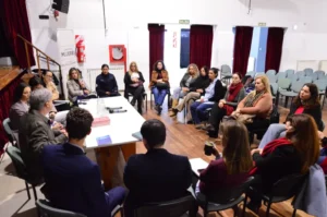 Funcionarios y equipos técnicos presentan la herramienta digital de orientación ante situaciones de violencia por motivos de género en Entre Ríos.