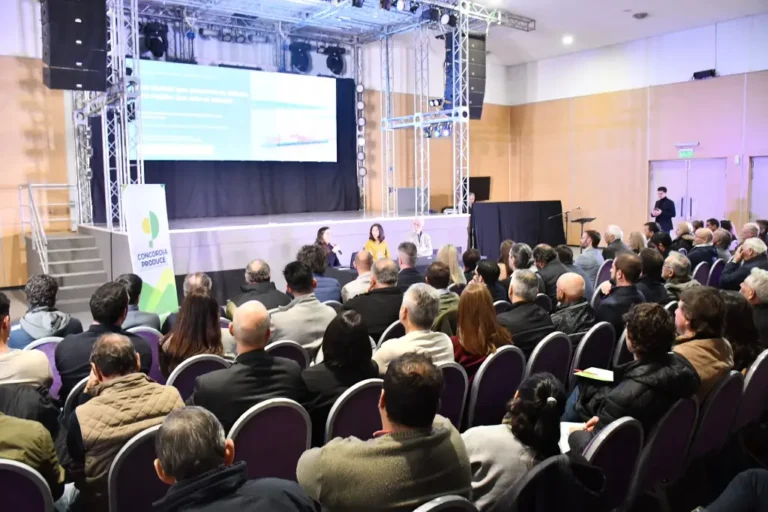 Oradores durante la presentación del proyecto del nodo logístico y productivo de Concordia.