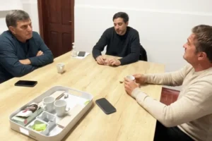 Marcelo Cresto, Alberto Armanazqui y Andrés Lemesoff reunidos para analizar la situación de la salud en Concordia.