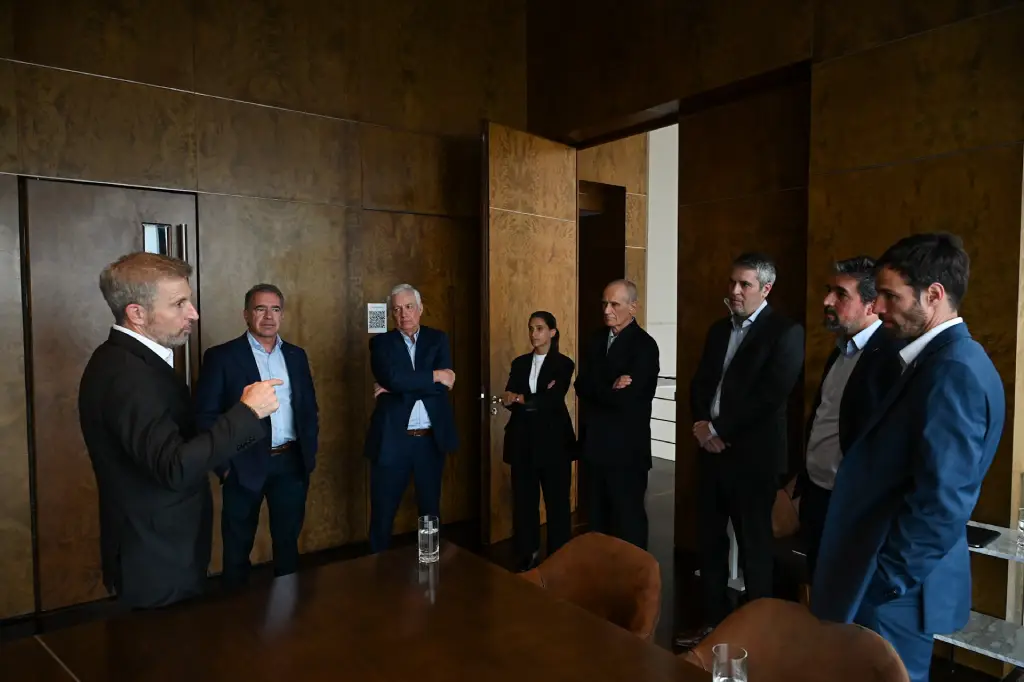 Rogelio Frigerio durante la reunión con autoridades de YPF y representantes de Entre Ríos.