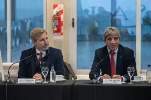 Luis Caputo y Rogelio Frigerio durante un encuentro institucional.
