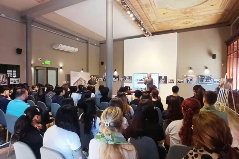 Jornada del CGE sobre consumos digitales problemáticos con estudiantes adolescentes en Paraná